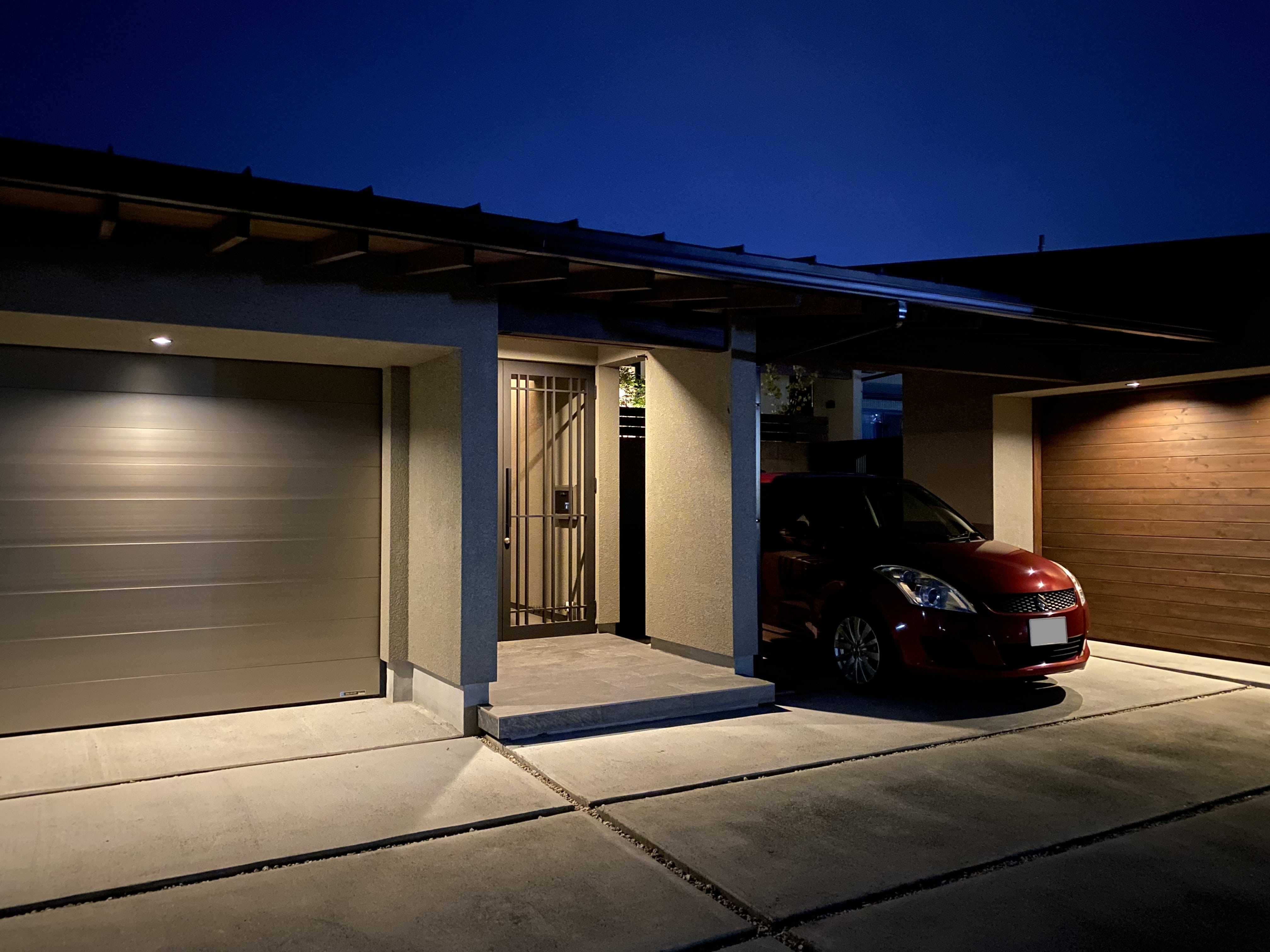 安田住宅｜安田建築設計室｜夜のシーンを演出するシンプルなデザインのガレージ。車の出し入れがスムーズで、外観とも調和したスタイリッシュな空間。