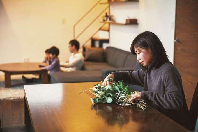 nattoku住宅｜奥さまが作っている“スワッグ”とは、花や葉を束ねた壁飾りのこと。素朴でナチュラルな雰囲気がA邸のシンプルなインテリアによくなじむ