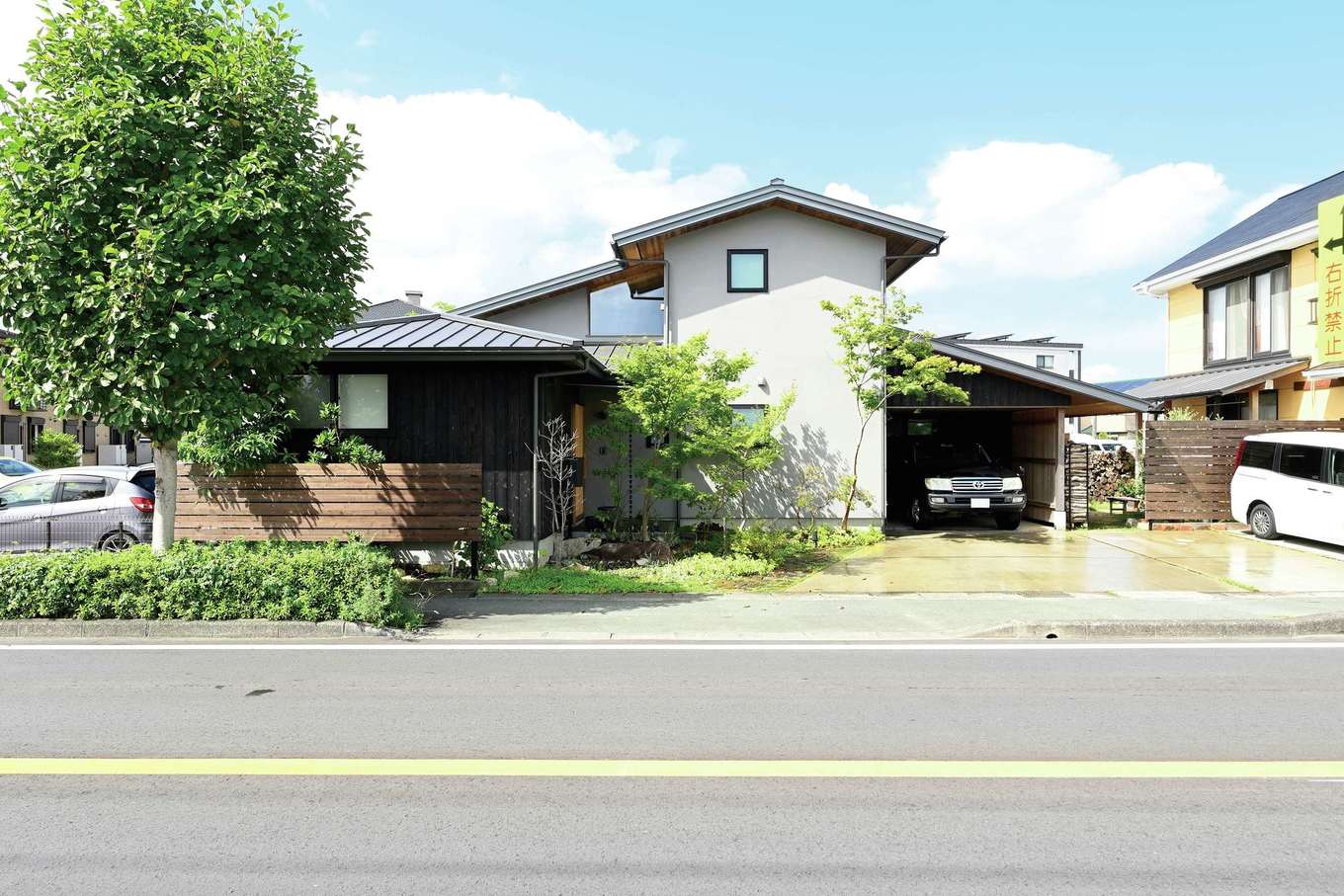 石牧建築【和風、自然素材、省エネ】焼杉と塗り壁が調和した外観