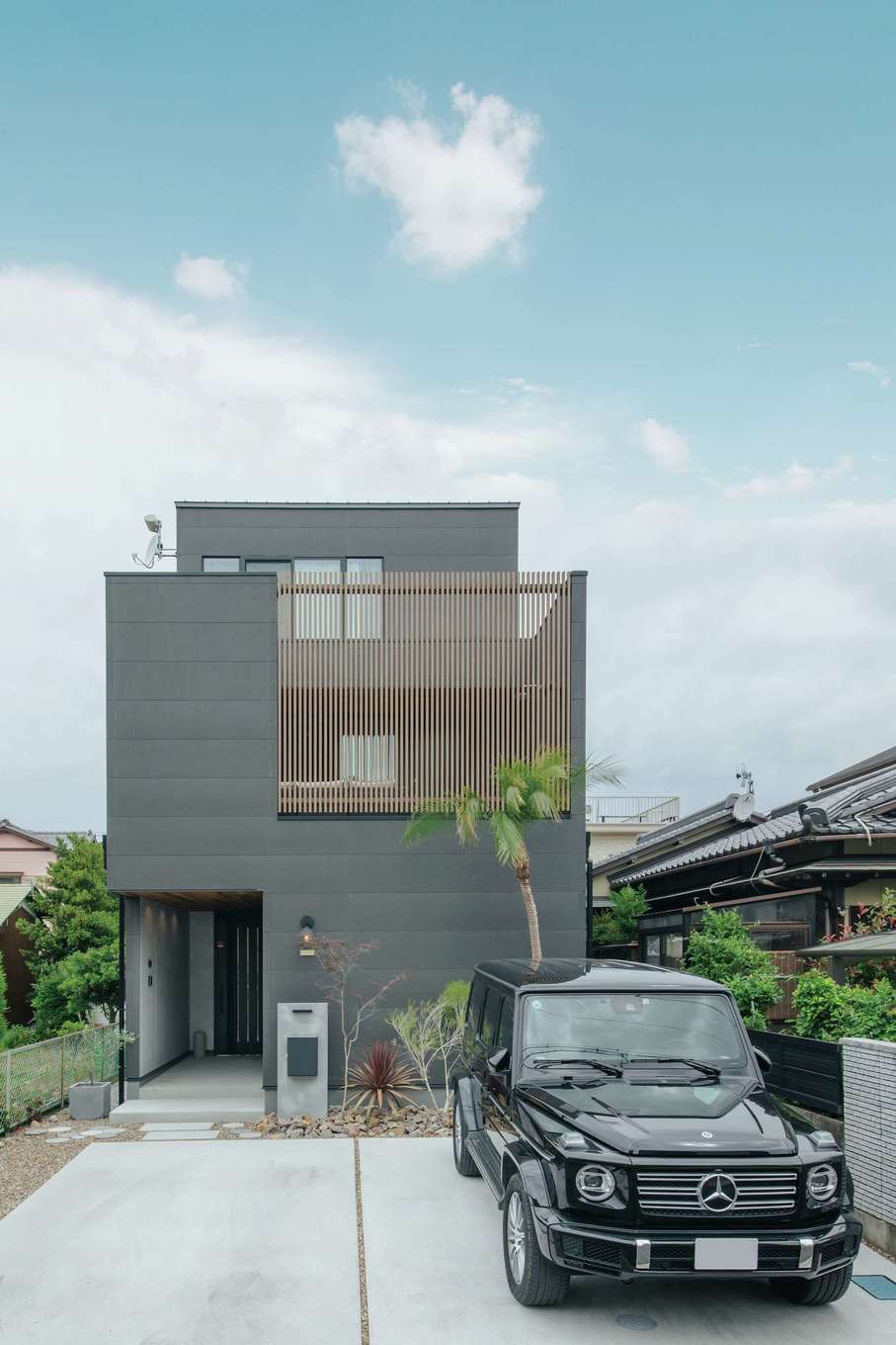 will建築工房【デザイン住宅、間取り、インテリア】構造上の強度をしっかりと確保した三階建ての外観。2階のバルコニーは壁と格子で覆い、周囲に気兼ねなくリゾート感覚でくつろげる空間をデザインした