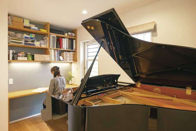 リビングから見えるグランドピアノは奥さまの憧れ。シンプルでナチュラルな空間を優雅に彩っている