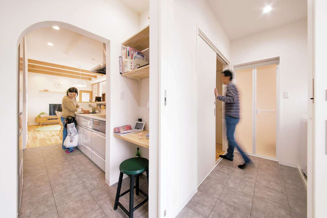 SEVEN HOUSE/セブンハウス【デザイン住宅、子育て、自然素材】家をぐるりと回れる動線が便利。リビング、和室、洗面室、風呂、パントリー、キッチンとつながる