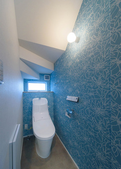 トイレには清潔感のある青いボタニカル調のクロスをセレクト