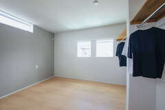 主寝室には、夫婦それぞれのクローゼットを造作