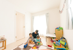 2階は2 つの子ども部屋と寝室を配置。1階と雰囲気を変え、白を基本にコーディネートされた