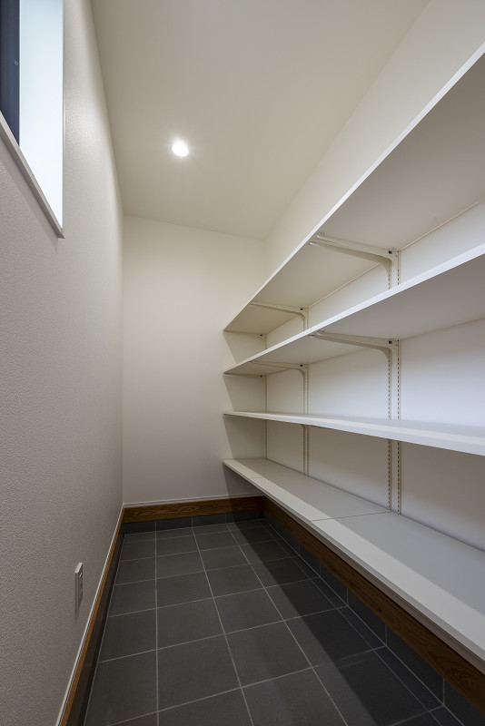 トキワハウス デザイン アンド ビルド（常盤工業）｜壁一面に設置された棚が特徴のシューズクローク。大容量の収納スペースは、機能性と整理整頓を両立している。