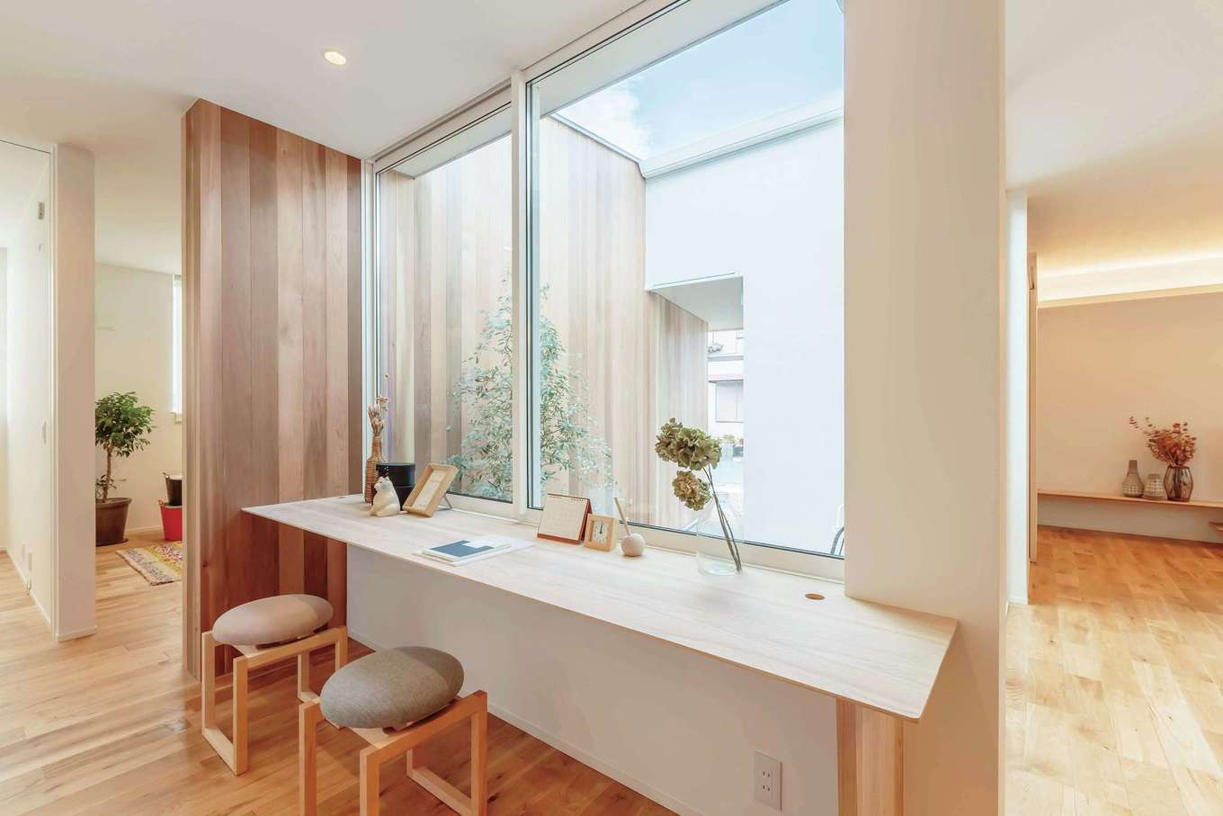 ARRCH アーチ【狭小住宅、建築家、平屋】中庭に設えられた板張りの外壁と内装デザインがゆるやかにつながり、外と内の空間に一体感をもたらしている