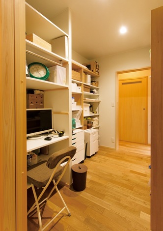 住まい方アドバイザーとして有名な近藤典子さんの門下生である深見社長の奥さまが提案した家事コーナー。コンパクトでも広く使えて、物の出し入れがしやすく、掃除もしやすいのでストレスを感じない。可動式の棚も便利だ