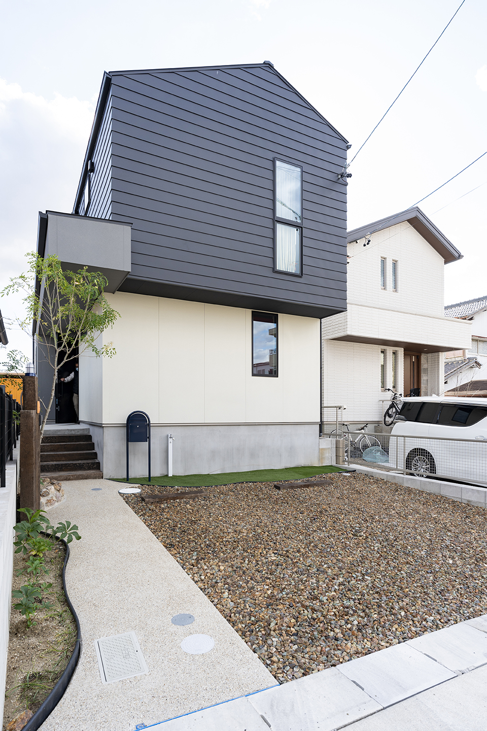 CSホームズ｜シンプルで洗練された二階建て住宅の外観。黒と白のファサードがモダンな印象を与える。