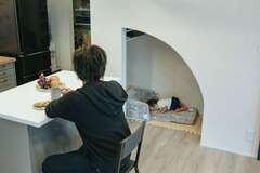 キッチンのすぐ横に用意されたヌックは、お子さまのお昼寝にぴったり。これから成長するに連れて、用途も変わっていく