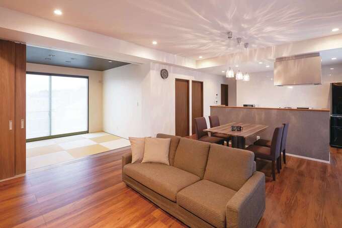 天井高2700mmのLDK。6畳の和室ともつながり、より開放的に感じられる