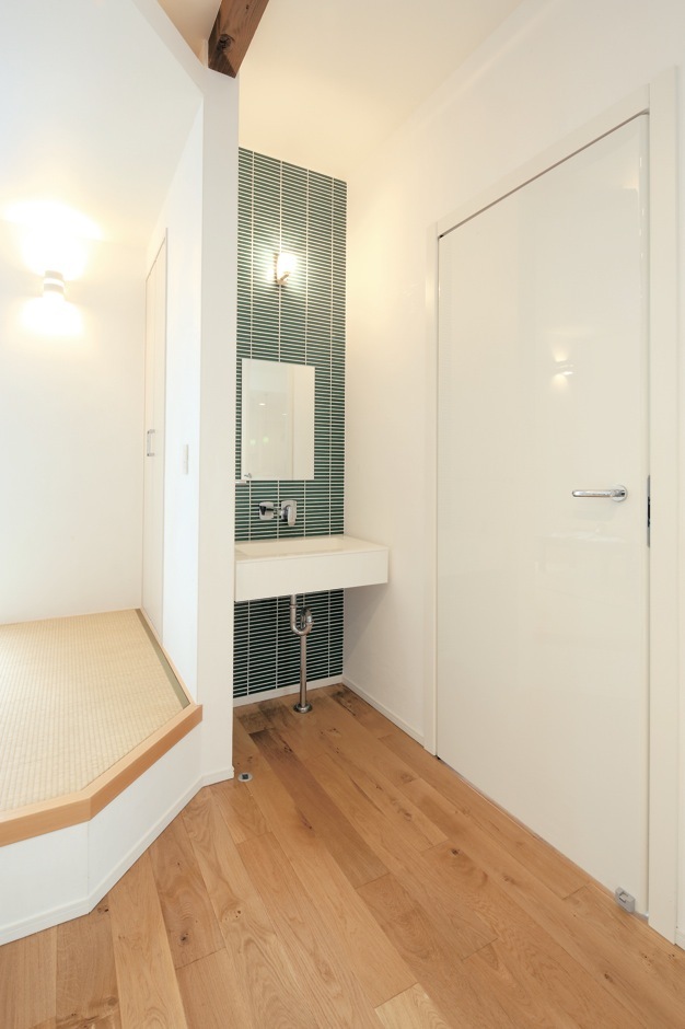 帰宅してすぐに手を洗う習慣が身につくオリジナルの洗面台。ラインが美しいリビングドア「レーベル」は、イタリアの職人が塗装から研磨に至る工程を8回も繰り返し、本物の輝きを放つ。カラーは10色以上から選べる