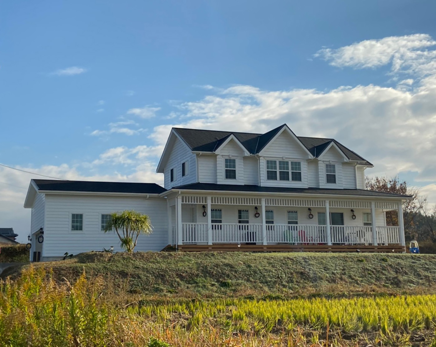 ジェネラルアメリカンホーム【デザイン住宅、輸入住宅、ガレージ】約150坪の広大な敷地に立つF邸の外観。理想のアメリカンハウスが完成し、サボテン栽培など趣味がさらに広がったそう