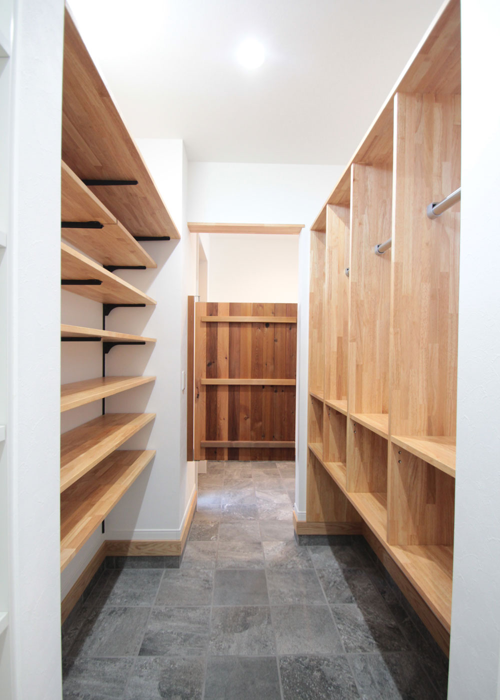 WOODART（ウッドアート）【省エネ、間取り、建築家】土間収納にはシューズクロークの他に家族1人ずつのロッカーを造作。カバンやランドセル、上着など出かけるときに必要なものを置いておける。奥の扉の向こうに玄関がある