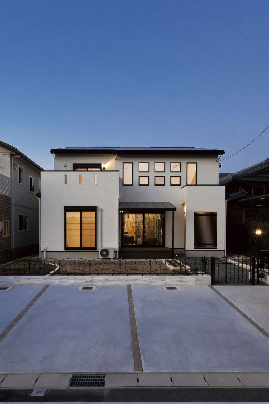 吉川住建【収納力、二世帯住宅、省エネ】クラシカルな洋館を彷彿とさせる外観デザイン。アイアンの門扉とフェンスもおしゃれ。10kw超の太陽光発電を搭載し、光熱費は黒字