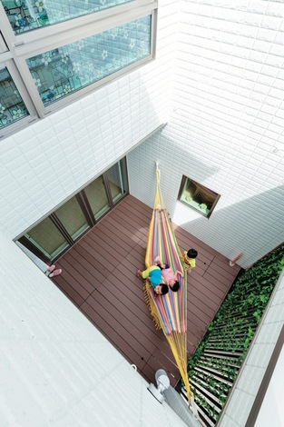 道路に面したK邸だが、目隠しがあるからプライバシーを守りながら自然を感じられる