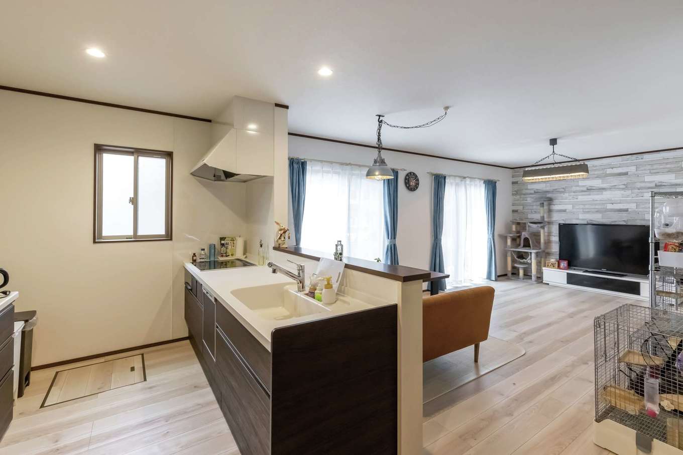 JUST LUCKY HOUSE（山田工務店）【デザイン住宅、間取り、ペット】できるだけ広くしたかったというLDKは、日当たりも最高。インダストリアルな照明器具、アメリカンなヴィンテージ雑貨が空間を楽しく演出する