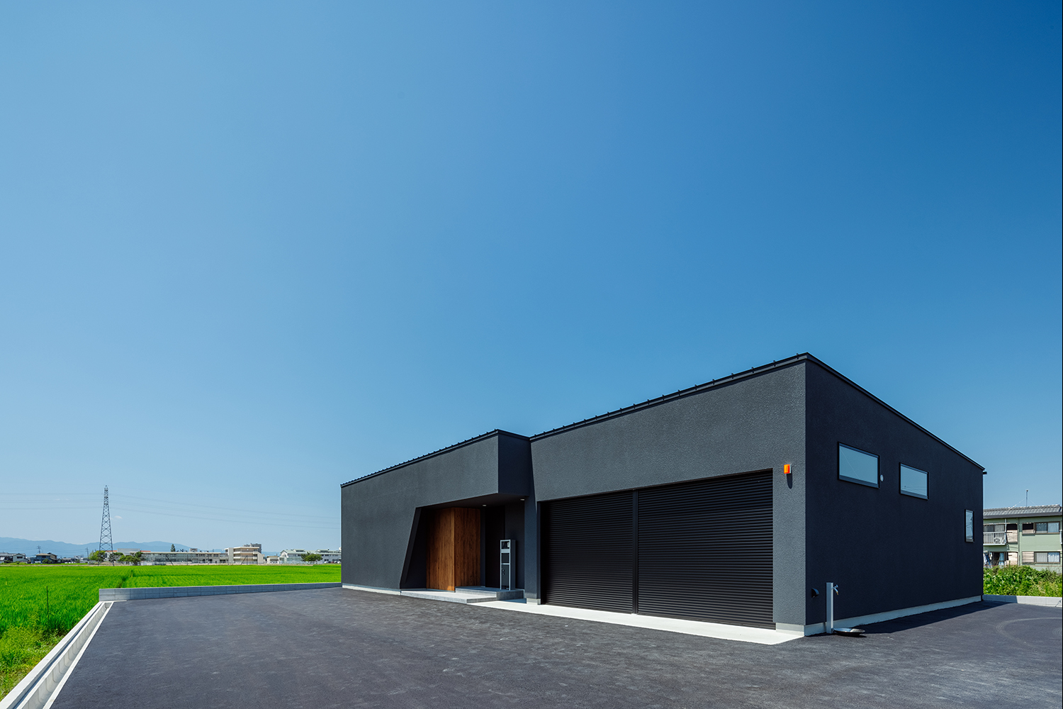 ETERNITY（エタニティ)　SIMPLE NOTE 浜松東【デザイン住宅、平屋、ガレージ】田園風景に映える美しい平屋