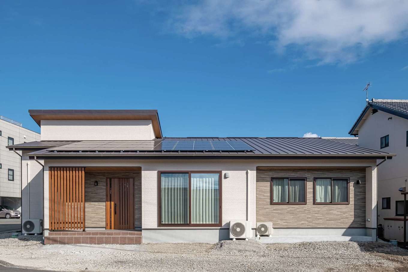 ぽっくハウス【リプルス】【省エネ、間取り、平屋】将来の生活スタイルを見据えて、建てるなら平屋と決めていたという。昨年9月の豪雨でマンションが停電して不自由な思いをしたため、8.5kWのソーラーパネルを搭載した