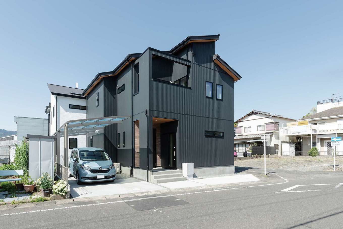 三和建設【デザイン住宅、子育て、間取り】土地探しから『三和建設』がサポート。スタイリッシュな外観デザイン、ブラックのサイディングは夫婦のこだわり