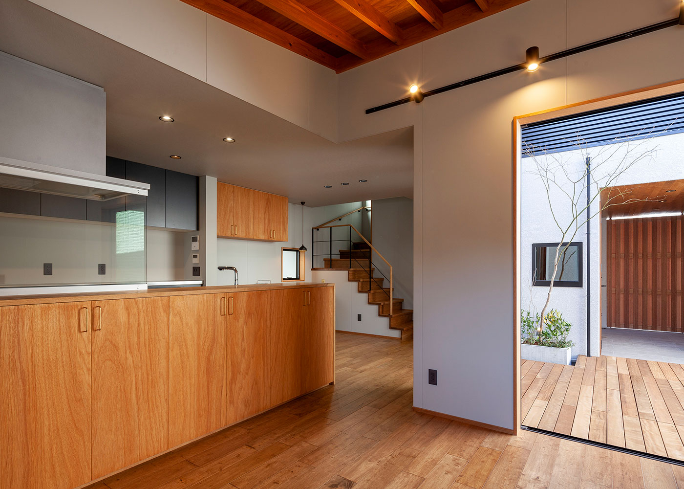 平成建設【デザイン住宅、子育て、間取り】建物をコの字型に配置することで、中庭を通して家全体がつながり、どこにいても家族の気配を感じることができる