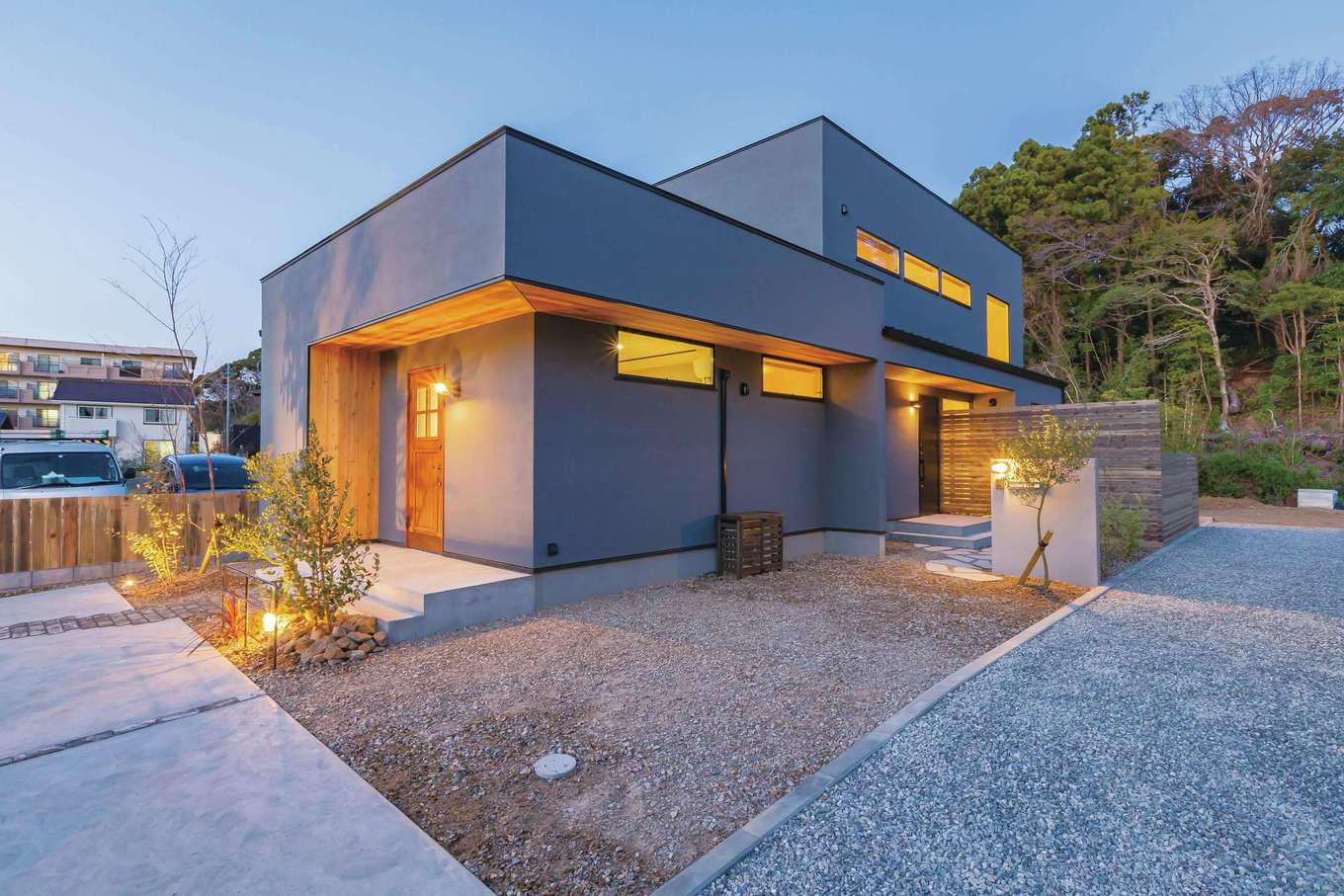 ARRCH アーチ【デザイン住宅、間取り、建築家】「家らしくなく、カッコよく、ずっと飽きの来ないシンプルなデザインで」という夫妻の希望を叶えた印象的な外観。奥行きのある細長い敷地を巧みに活かし、道路側に店舗を、東側に住居を配置。店舗は外部から直射日光が入りすぎないように窓の位置にも配慮がなされている。「プライベートと仕事の両立、それが何よりも家族の幸せに繋がる。家族とともに楽しめる住まいが実現しました」と語るのは女性建築家の内山里江氏