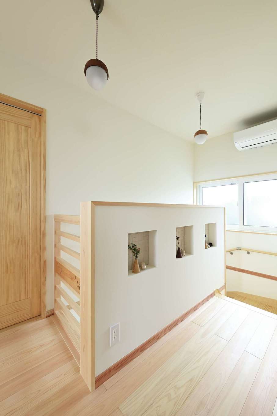 ワイズホーム【自然素材、省エネ、間取り】1階、2階ともに、各部屋の仕切りが少ない開放的な間取り。この空間設計とZEH認定の高い住宅性能が光熱費削減を叶えている。エアコンは最も効果的な場所に1台のみ設置し、冬は床暖房の温もりを、夏はエアコンの冷気を届ける。階段室を介して家中が快適な温度に