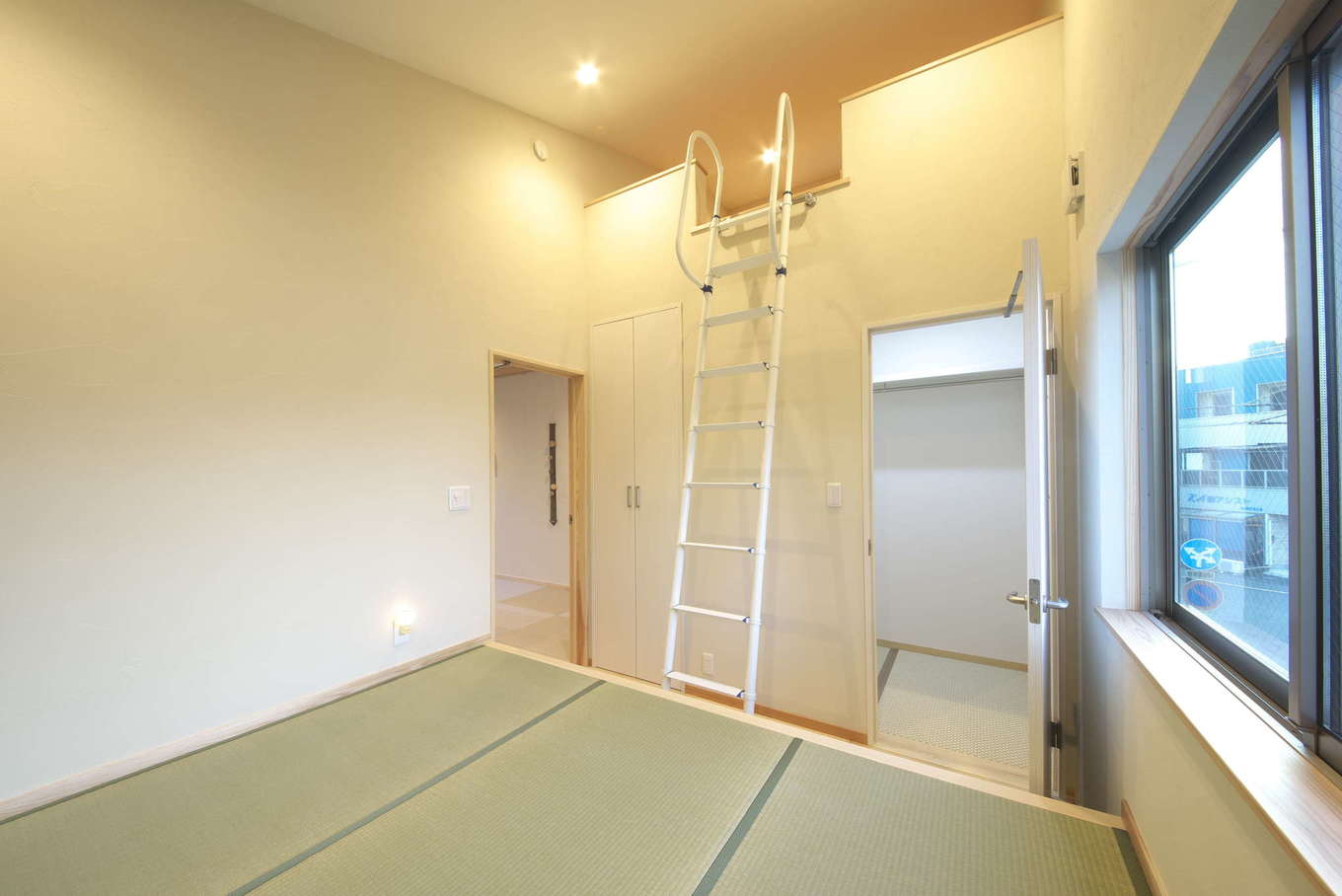 あすなろ設計事務所【自然素材、狭小住宅、ガレージ】寝室は、クローゼットの床まで畳を敷いた。ロフトは収納スペースとして活用
