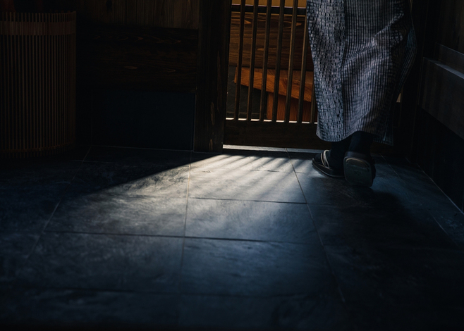 タイルで雰囲気のある玄関を演出