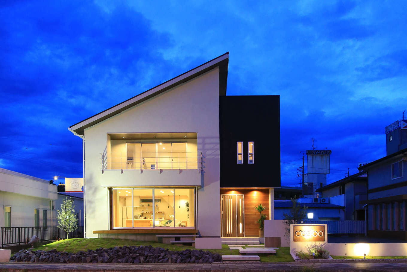 片桐建設【デザイン住宅、間取り、スキップフロア】ダイナミックな片流れ屋根の外観。1階、2階とも大きな開口部が特徴で、夜になると室内からの灯りがふんわりと浮かび上がる