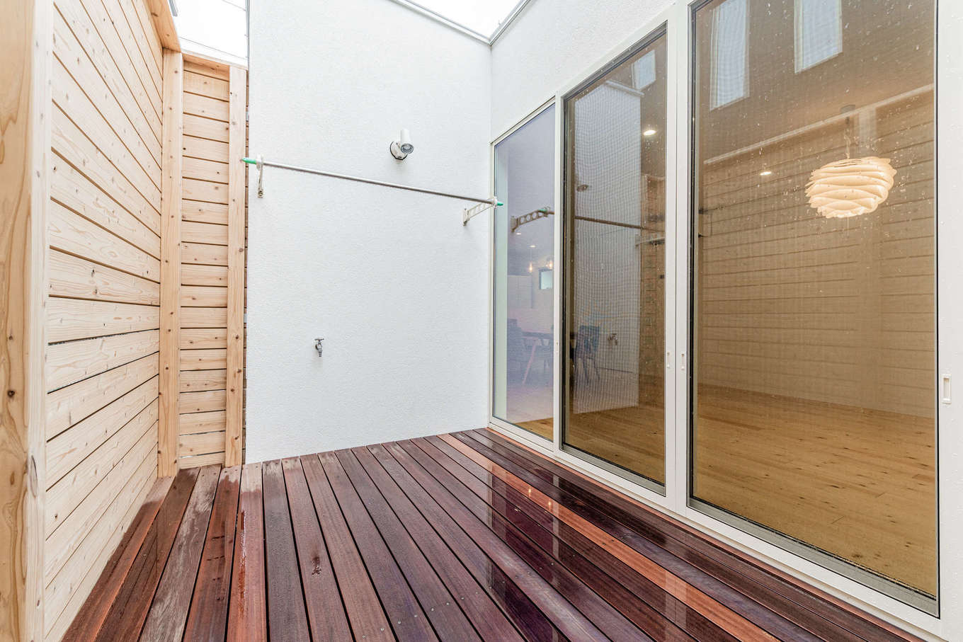 アーキテックス【デザイン住宅、間取り、平屋】5畳分の広さがある中庭。ルーバーのウッドフェンスで目隠ししながら、洗濯物干しやBBQ、水遊びなど、さまざまな用途に使える