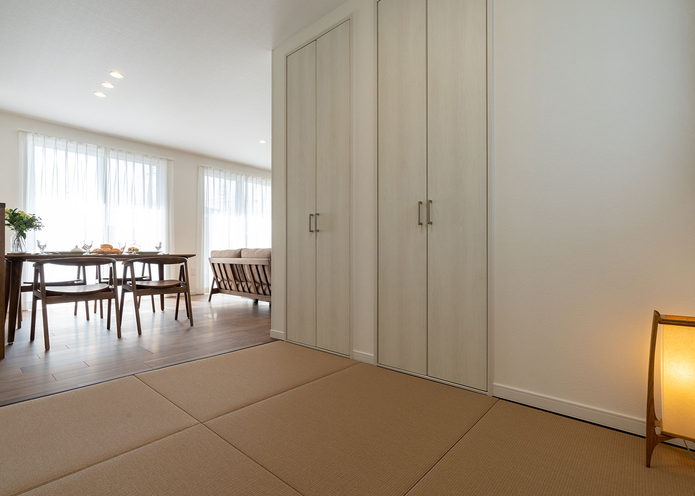 寺田工務店【収納力、省エネ、間取り】仏間やクローゼットもある収納力の高い畳スペースは、縁なし畳がおしゃれ。老後は寝室として使う予定だそう
