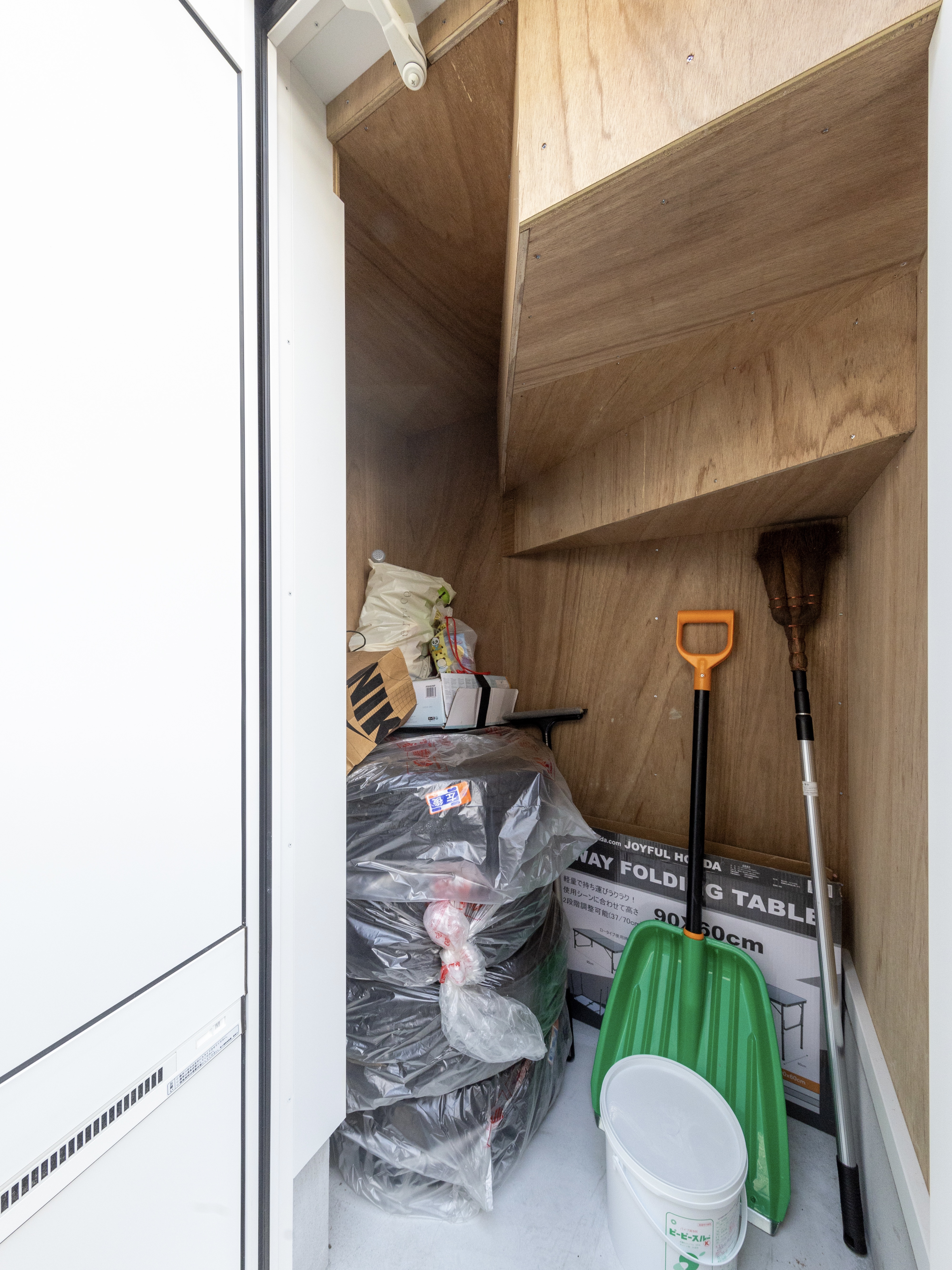 エスホーム｜階段下のスペースを利用した外収納。タイヤや子供のプール、非常用備蓄などを収納する。