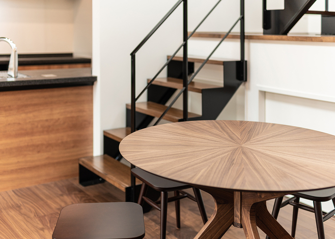 ご主人の造作家具が空間を引き立てる