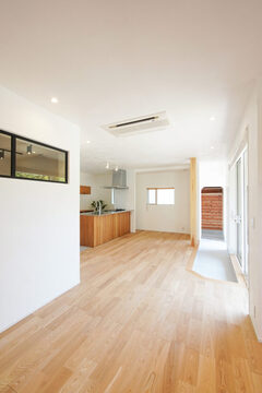 リビングと繋がるダイニングキッチンスペースに隣接する土間空間は、この住まいの玄関スペース。土間から玄関を抜けた先には玄関ポーチを兼ねたウッドデッキが広がる。