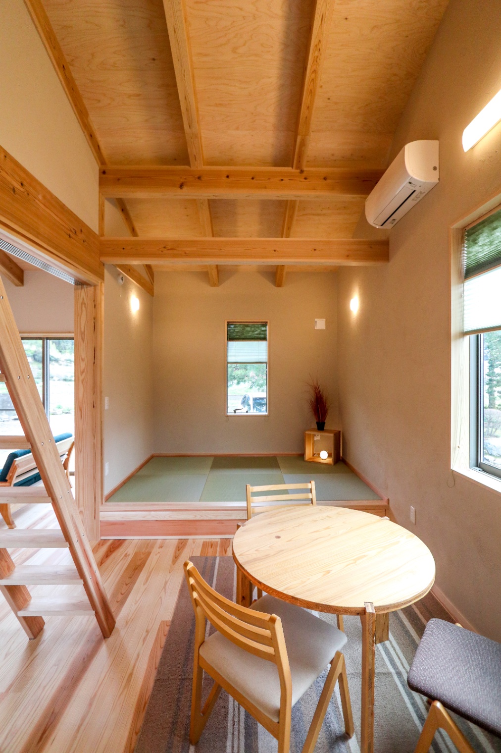 アクトホーム｜建具を開ければ、LDKと一体で使うこともできる寝室です。ごろっと横になったり、お茶を愉しんだり、様々な使い方のできる小上がりの畳コーナー付きです。