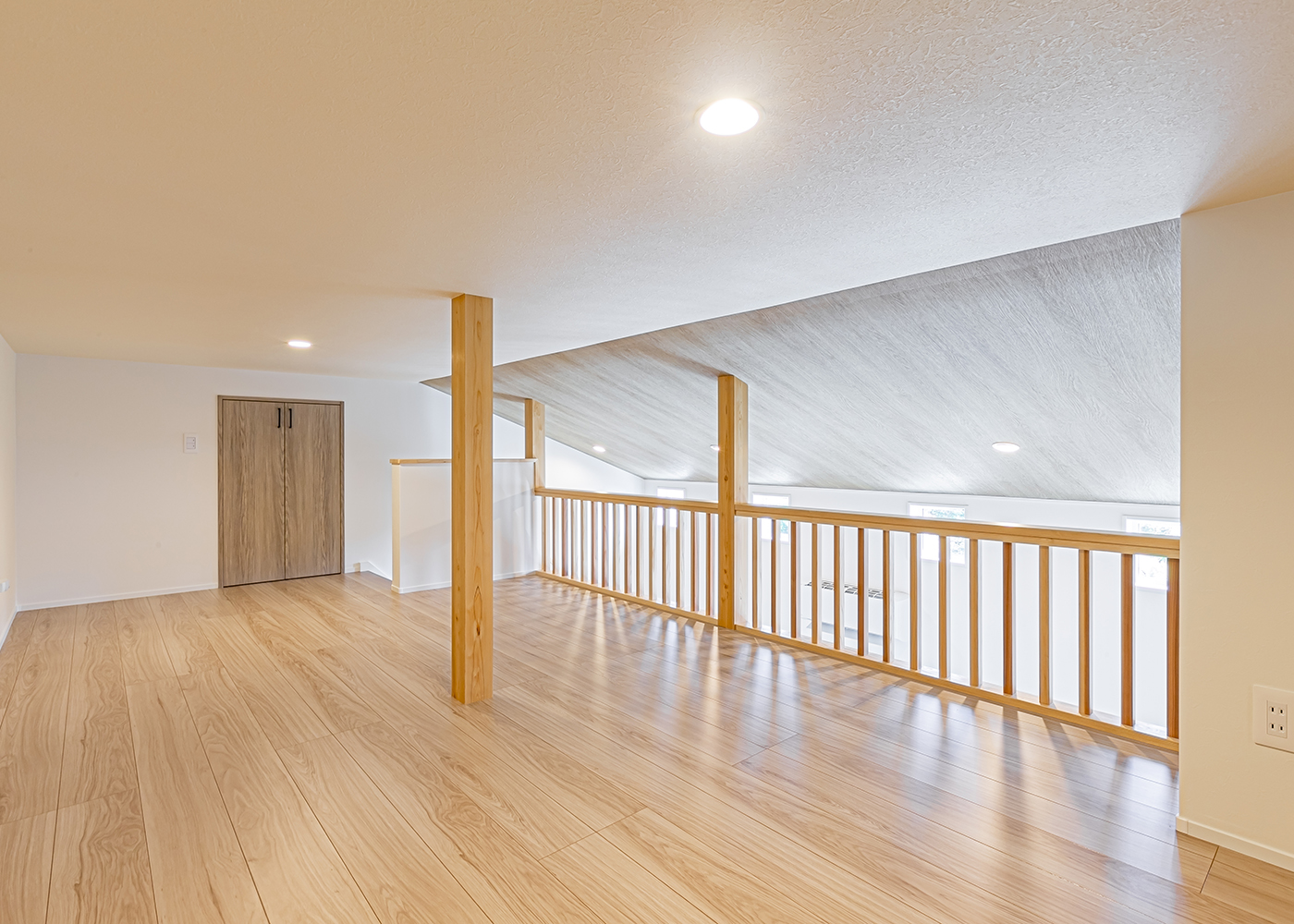 cozy house（小塚建設）【二世帯住宅、間取り、平屋】16畳の広々とした明るいロフト。ロフトに続いて屋根裏収納もあり、収納力も抜群