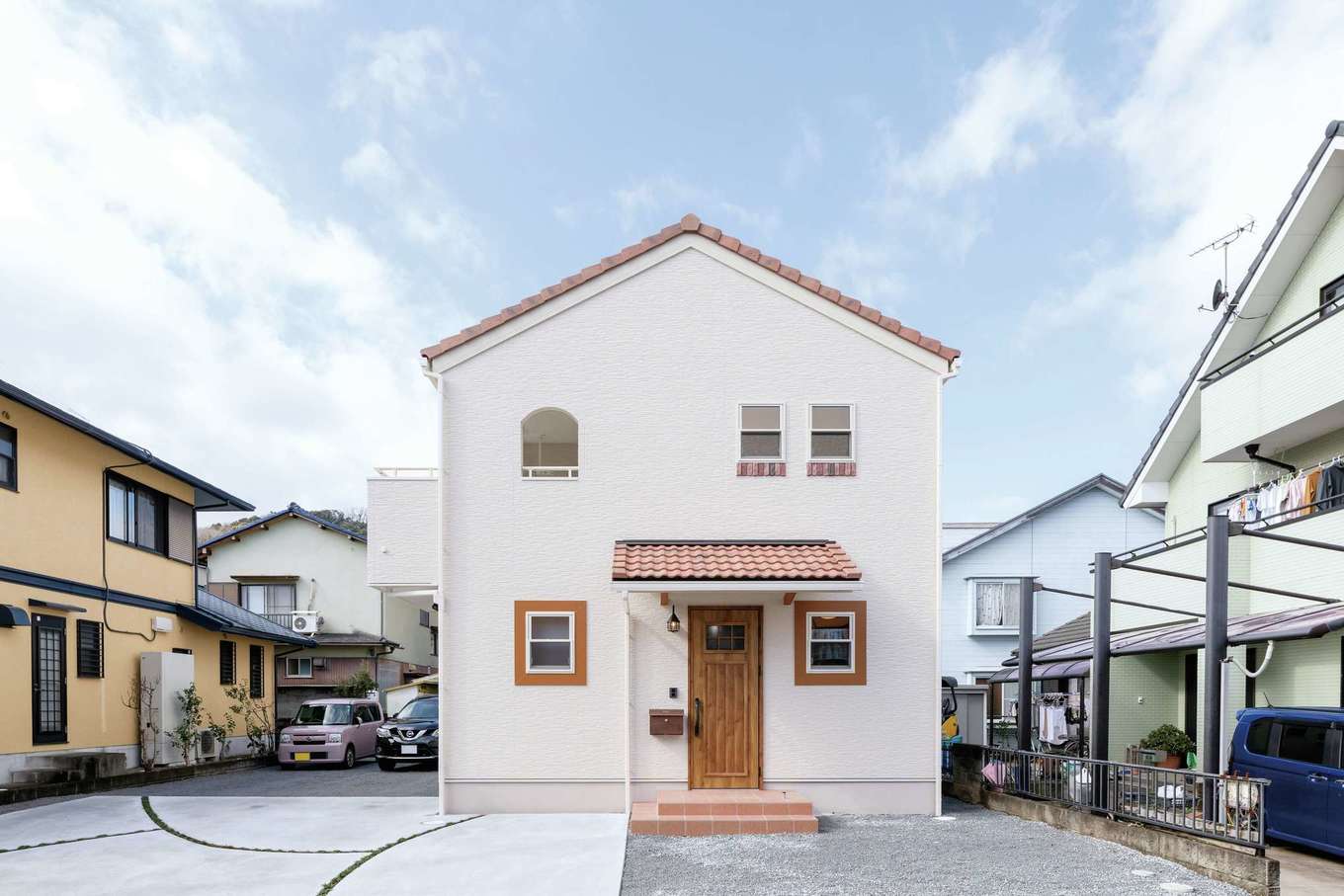 イーホーム【デザイン住宅、子育て、間取り】瓦屋根と大きな玄関扉がアクセント