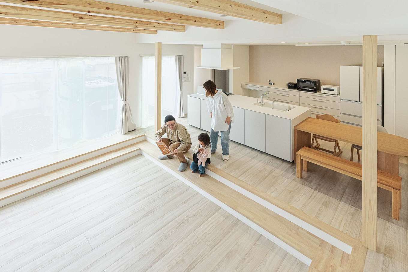 三和建設【デザイン住宅、子育て、間取り】木の素材感を活かした、温かみのある明るく開放的なリビング