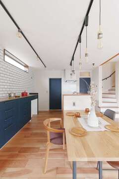 家族一緒に料理を作れるように、ワークスペースを広くとったキッチン。奥のドアの先にはランドリーがあり、LDK、ランドリー、玄関をぐるっと回遊できる動線を確保