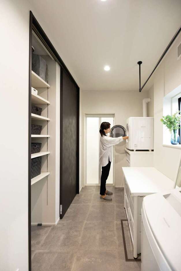 洗面・脱衣スペースには、室内干し用のバーと、ガス衣類乾燥機「乾太くん」、収納棚を設け、洗濯家事を一か所で完結