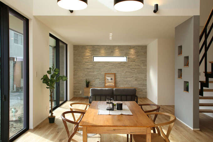 キッチンの正面にあるダイニングとリビング。家族が階段を上り下りする