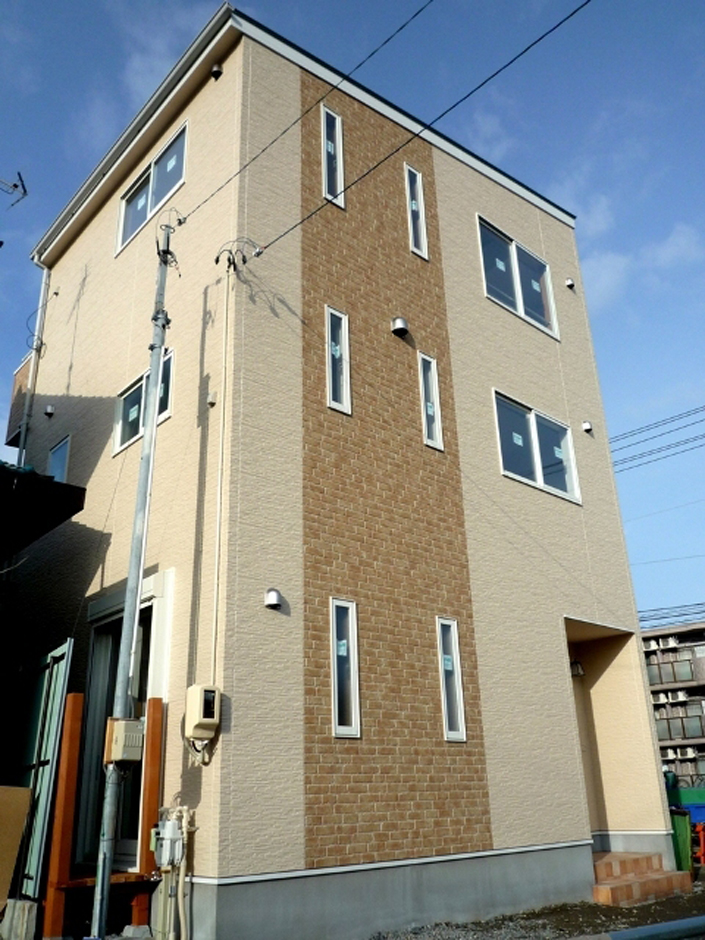 建築システム（狭小住宅専門店）【1000万円台、二世帯住宅、狭小住宅】外観はアイボリーを基調とし、レンガの茶色でアクセントをつけました