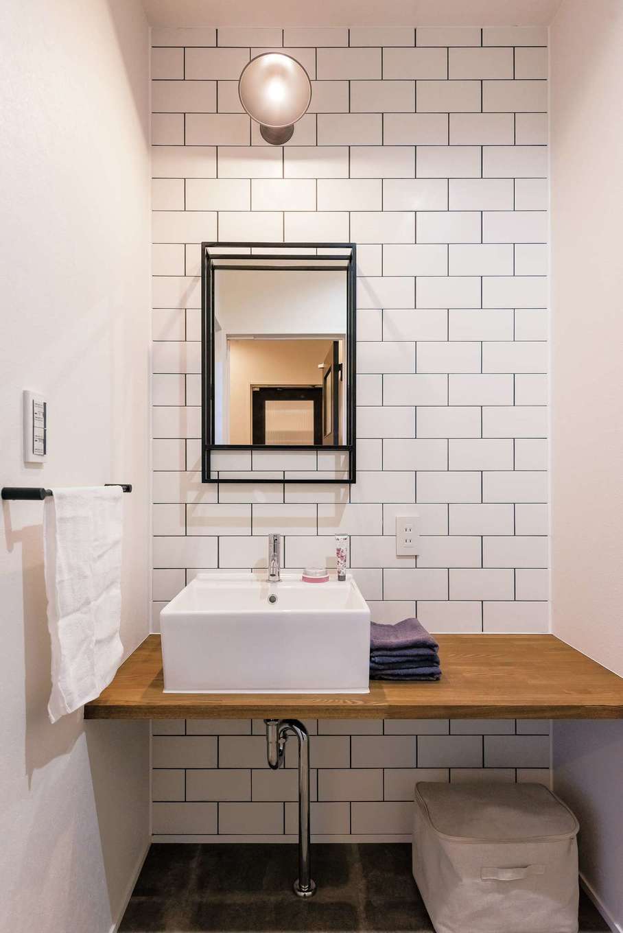 三和建設【省エネ、間取り、スキップフロア】洗面にはサブウェイタイルを用いて、男前スタイルに清潔感をプラス