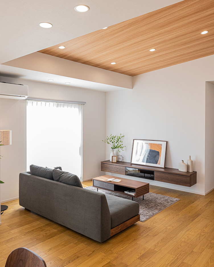木目の勾配天井のリビング