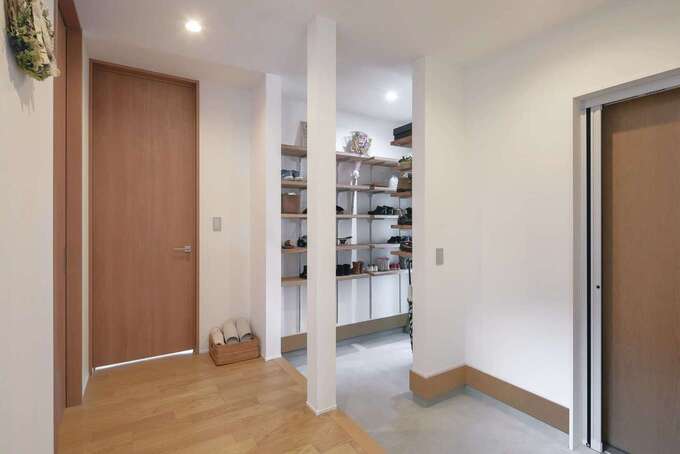 1階のシューズクローク付き玄関。玄関から直接店舗に出入りできる