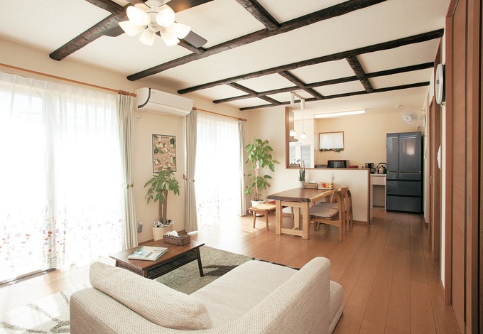 家にいながらリゾート気分を満喫。プライベートルームがある2階へ行くには必ずLDKを通るように階段の位置を工夫した。梁の配置にもこだわった