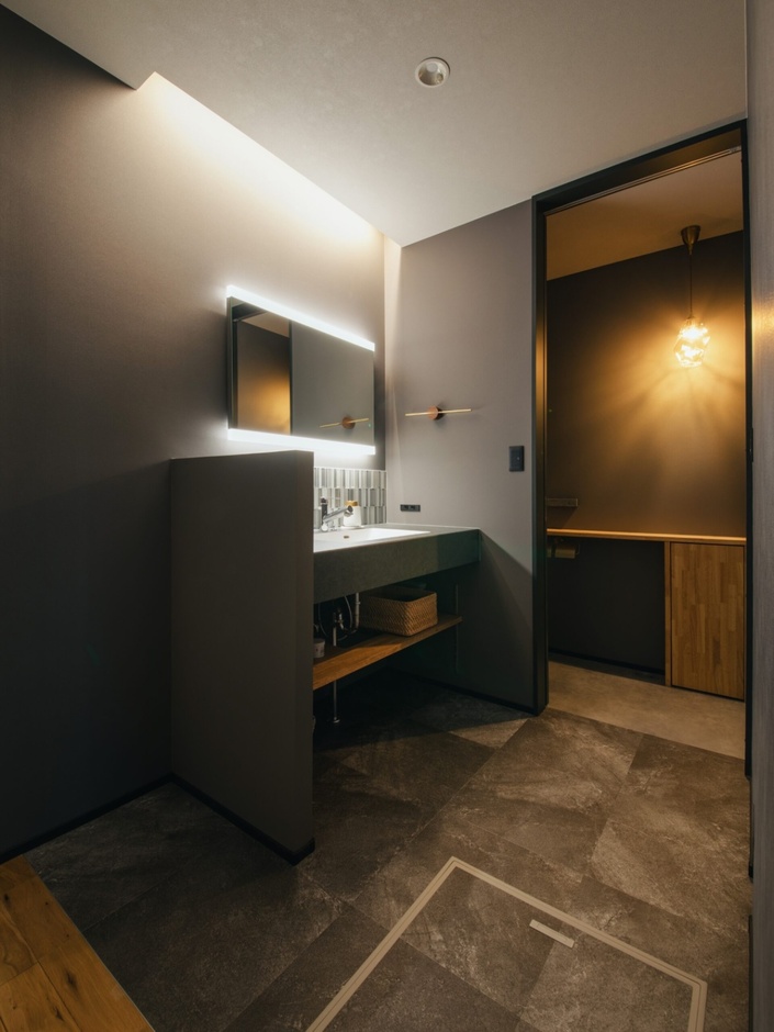 間接照明の優しい光に包まれた上品で洗練された洗面スペース