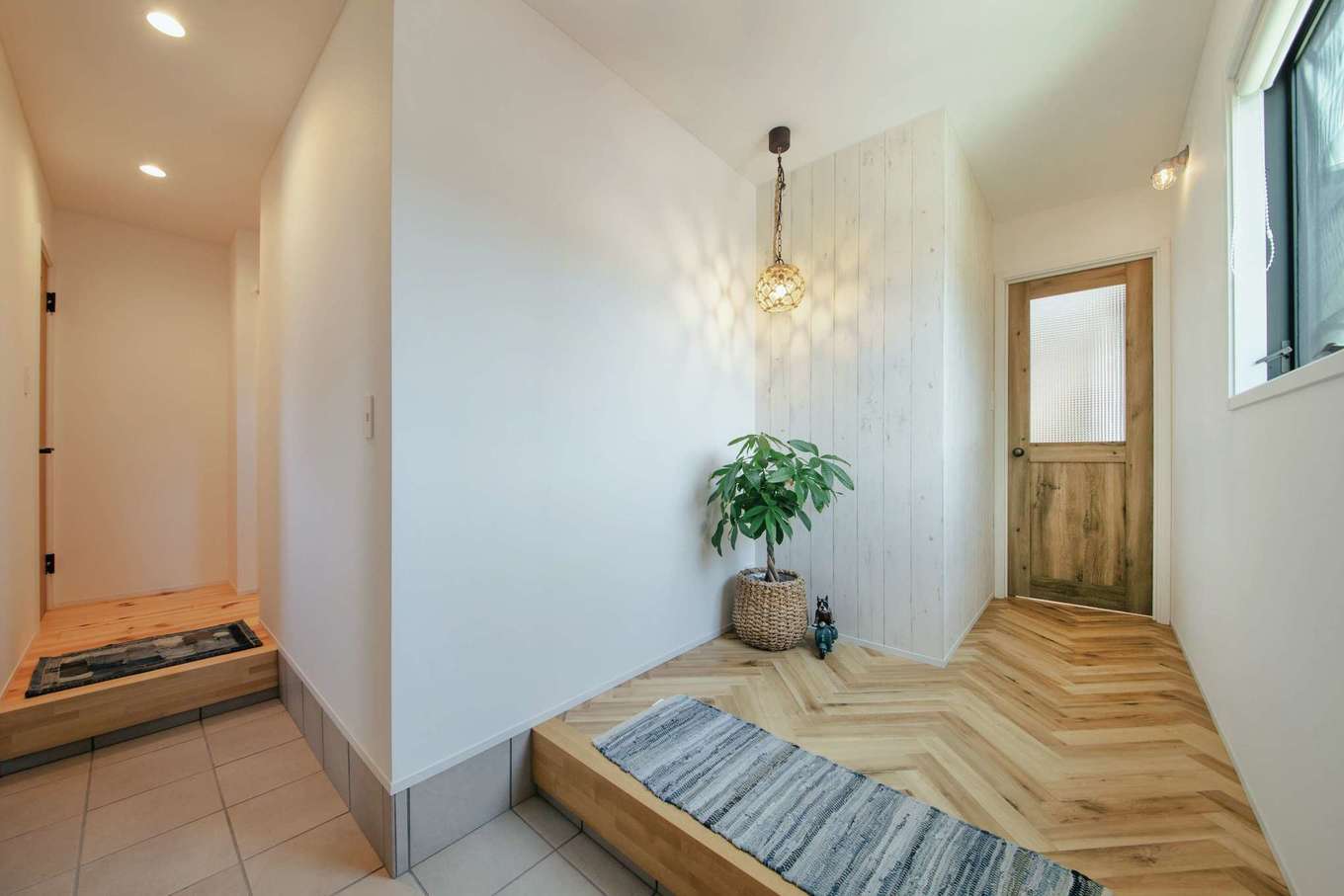 ハートホーム【デザイン住宅、趣味、スキップフロア】玄関は2WAY。右に進むとLDK、左に水回りが配され、「仕事から帰ったら、そのまま浴室へ」という希望が叶えられた