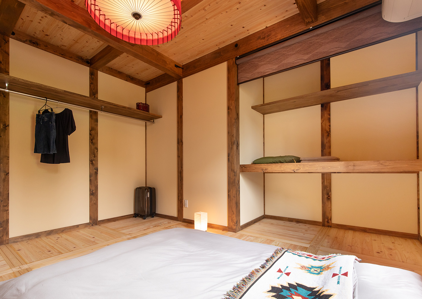 サイエンスホーム【浜松市中央区和合町・モデルハウス】調湿効果の高い珪藻土を採用し、この家の中で唯一落ち着いた和の雰囲気を感じる主寝室。五月人形や雛人形を収納する押入れをロールスクリーンで目隠しするなど、広く感じさせる工夫を凝らした